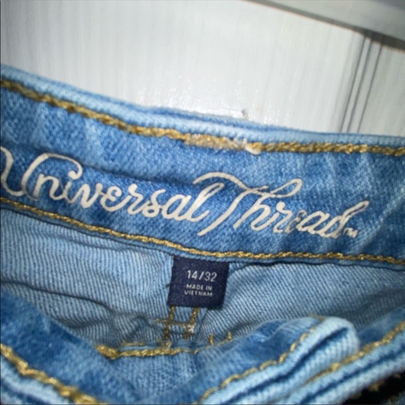 Universal Thread Co. Light wash distressed denim shorts - Picture 3 of 3
